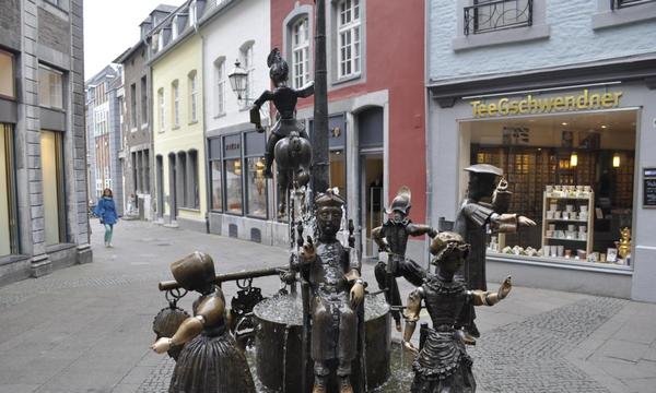Brunnenfiguren arrangieren in Aachen